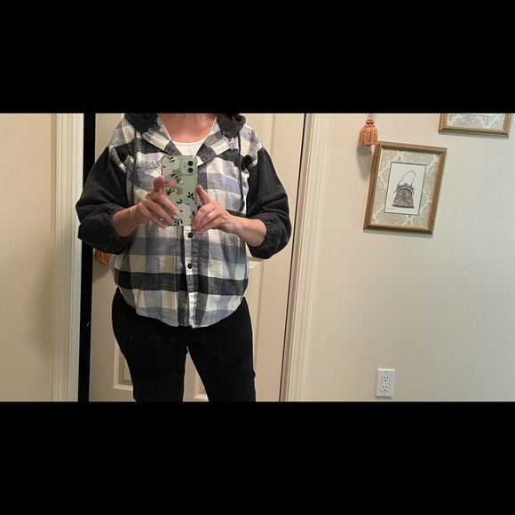 a m size s shacket black cream and blue plaid - Picture 4 of 4